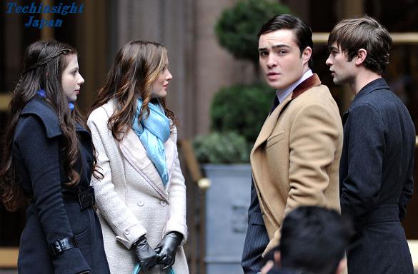 『Gossip Girl』のメンメンはカラオケで気晴らしがおすき。写真は3月9日、「パレス・ホテル」の前で左からミシェル・トラクテンバーグ、レイトン・ミースター、エド・ウェストウィック、チェイス・クロフォード。