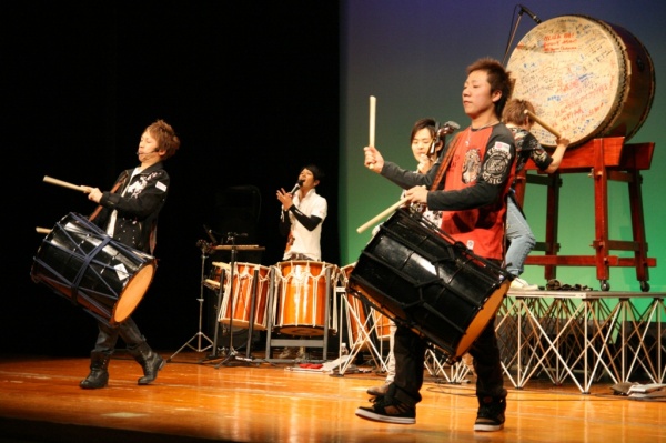 族-yakara-（ex閃雷）と浅野祥による和楽器の競演（撮影：鈴木亮介）