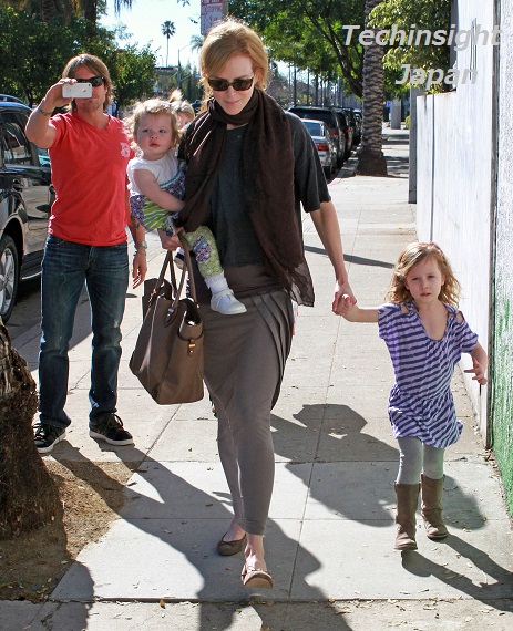 珍しく女優ニコール・キッドマンの両手に子供。「頑張り屋のママ」をアピールか。