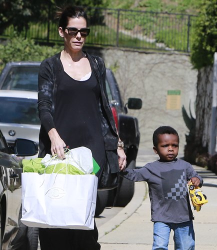 サンドラ・ブロックと養子ルイス君