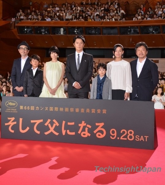 左からリリー・フランキー、黄升炫、真木よう子、福山雅治、二宮慶多、尾野真千子、是枝裕和監督。