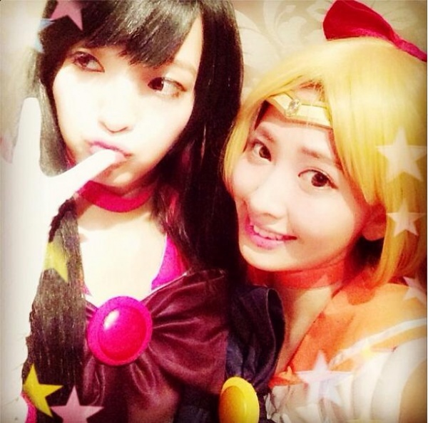 セーラー戦士姿の佐藤かよ＆小嶋陽菜　（画像はinstagram.com/nyanchan22より）