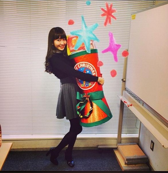 クリスマスブーツを抱える小嶋陽菜　（画像はinstagram.com/nyanchan22より）