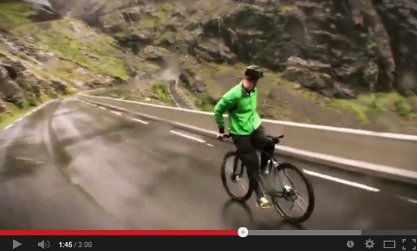 自転車の後ろ向き走行で山を下るEskil Ronningsbakkenさん。　画像はYouTubeのスクリーンショット