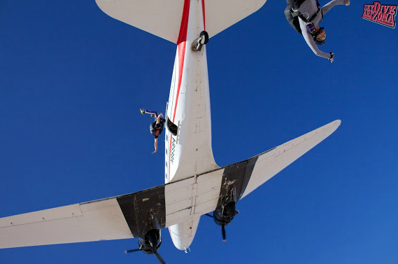 アリゾナ州でのスカイダイビングに参加した2名が事故死。画像はskydiveaz.comより