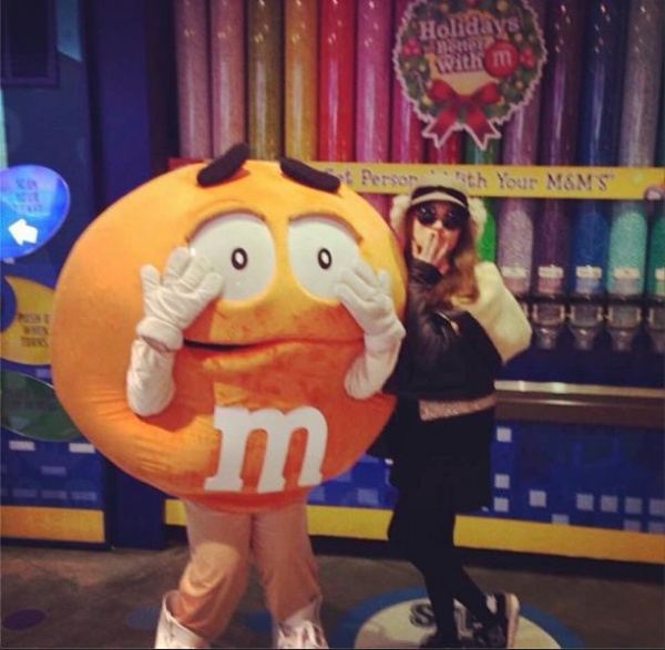 NYでM＆M'Sのマスコットキャラクターと写る小嶋陽菜