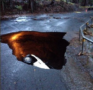 【米国発！Breaking News】ハワイ島で突然の地盤沈下。車がスッポリ飲み込まれる。