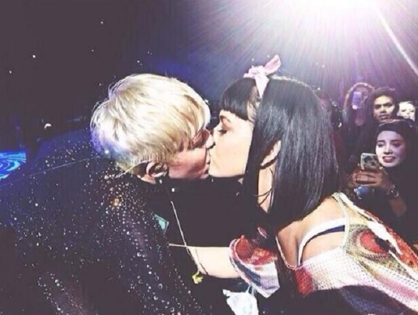 マイリーがケイティ・ペリーにキス （画像はtwitter.com/MileyCyrusより）