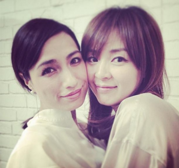 頬を寄せ合う佐田真由美とSHIHO（画像はinstagram.com/sadamayumiより）