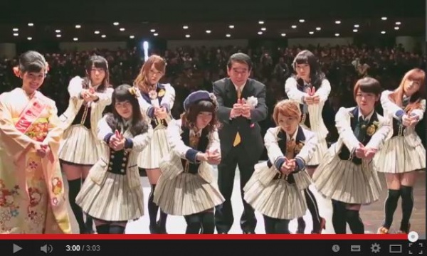 AKB48トビタテ！留学JAPAN スペシャルユニットと下村大臣（画像はYouTubeのスクリーンショット）
