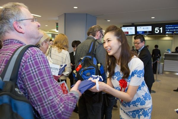 ANA成田国際空港イベントで握手してサービスする押切もえ