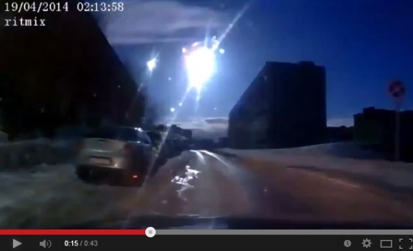ロシア北西部で巨大隕石を車載カメラが撮影。　画像はYouTubeのスクリーンショット