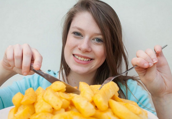 15年間チップスしか食べなかった女性。　画像はmirror.co.ukのスクリーンショット
