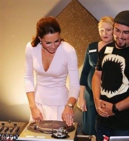 【イタすぎるセレブ達】ウィリアム王子とキャサリン妃、DJにノリノリでチャレンジ。