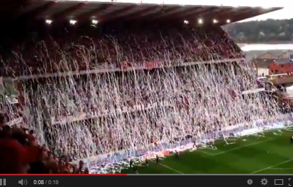 ベルギーのサッカースタジアムでピッチに投げ込まれたのは…!?　画像はYouTubeのスクリーンショット