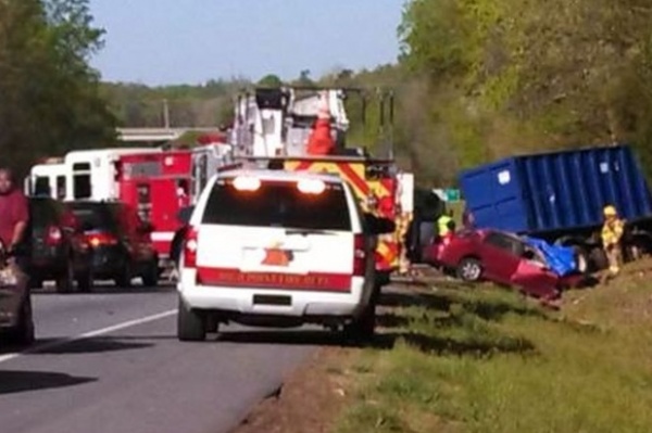 【米国発！Breaking News】運転中にSNS投稿に夢中。女性ドライバー、トラックと正面衝突して即死。（ノースカロライナ州）