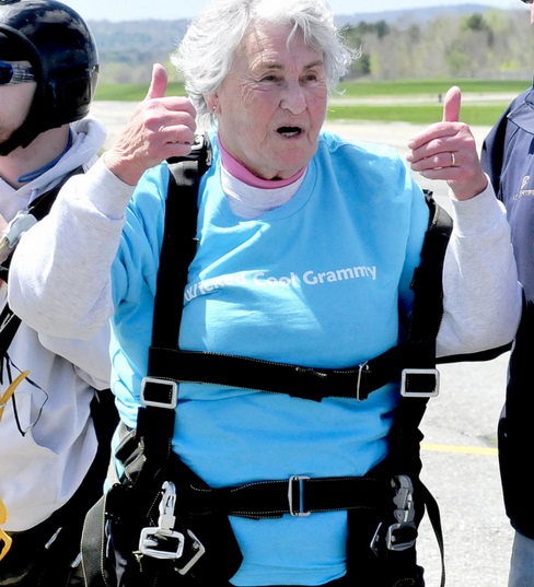 80歳女性、「母の日」に人生初のスカイダイビング。画像は「onlinesentinel.com」のスクリーンショット