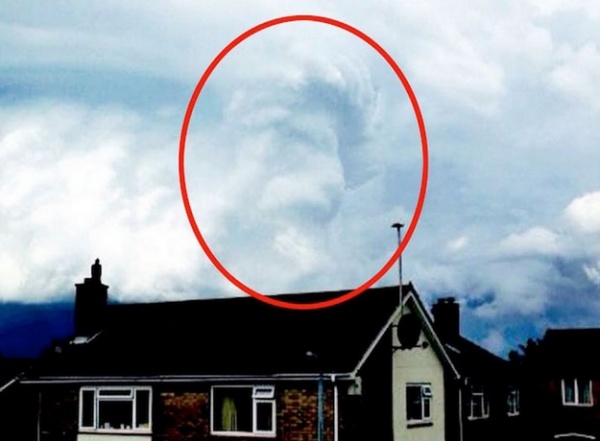 英ケンブリッジシャーの上空に“ライオン・キング雲”　画像はmirror.co.ukのスクリーンショット