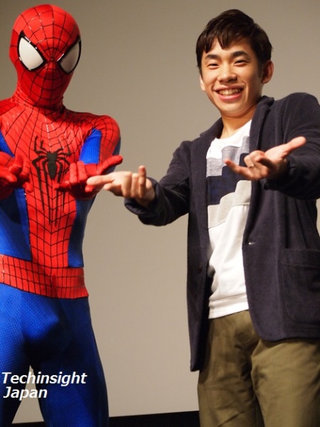 スパイダーマンとポーズを決める織田信成