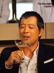 『AROMA』を試飲する矢沢永吉