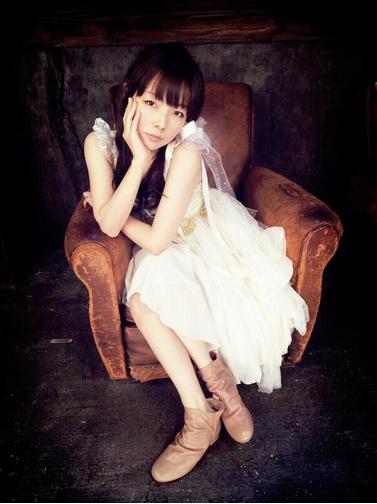 aiko。ジャケ写のオフショット。（画像は『twitter.com/aiko_dochibi』のスクリーンショット）