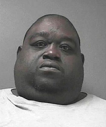 フロリダの巨漢、ドラッグを三段腹の下に隠して逮捕（写真はボルシア郡保安当局が公開）