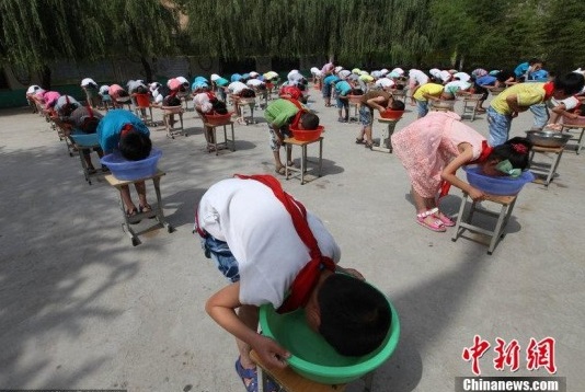 中国のある小学校、夏休みを前に「溺れる」体験　（画像はchinanews.comのスクリーンショット）