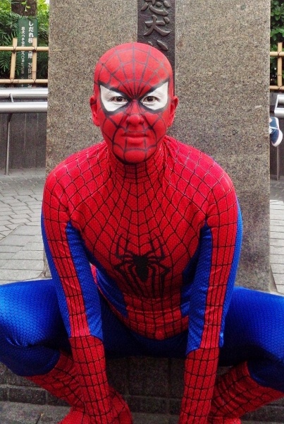 特殊メイクで渋谷の街をパトロール　スパイダーマンに扮した岡本夏生