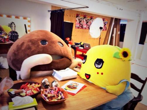 密談する、なめこセンパイとふなっしー　（画像は『twitter.com/funassyi』のスクリーンショット）