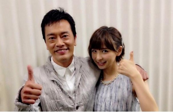 【エンタがビタミン♪】篠田麻里子が遠藤憲一と“密着”ツーショット。ドラマ『家族狩り』で親子役の姿に反響。