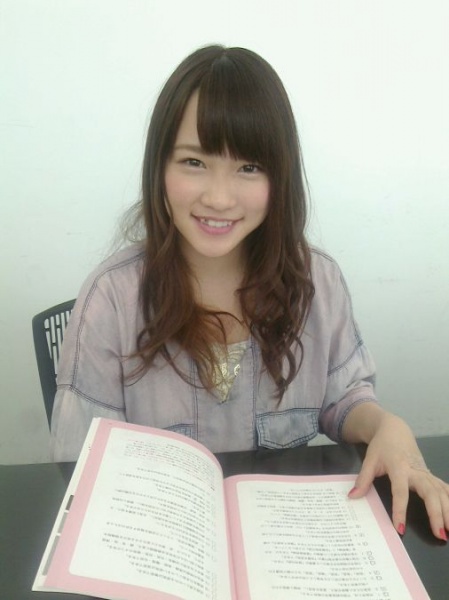 資格取得の勉強に励む、川栄李奈（画像は『AKB チャレンジユーキャン！ 2014　Google＋』のスクリーンショット）