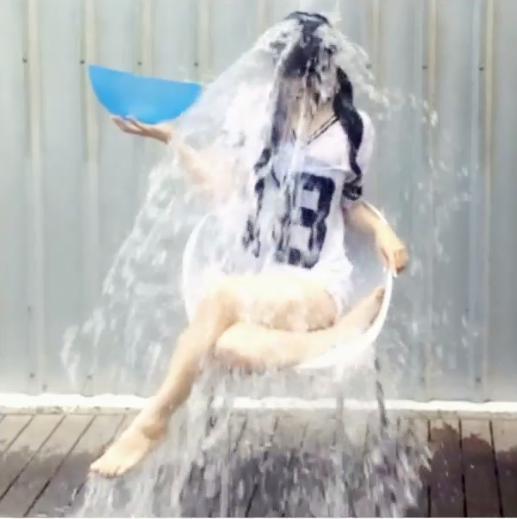 バケツの氷水を浴びる蒼井そら。（画像はinstagram.com/aoi_solaより）