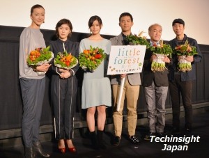 べジフラワーを手に　左から桐島かれん、松岡茉優、橋本愛、三浦貴大、温水洋一、森淳一監督