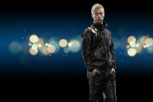 スポーツウエア『SUPERSTAR』がリニューアルして復活。本田圭佑を起用して「遊び心のある大人」をアピール。