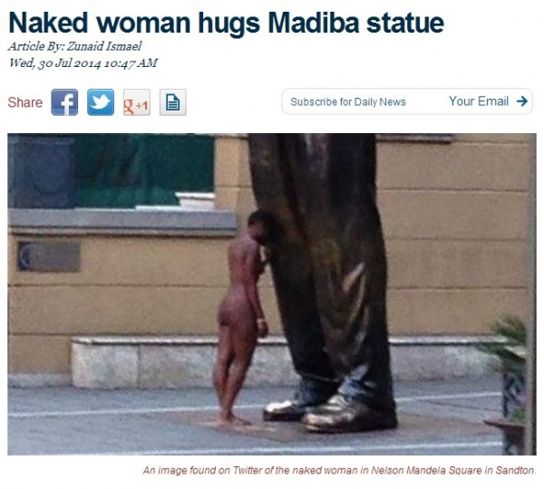 マンデラ像に全裸で寄り添う女性（画像はiafrica.comのスクリーンショット）
