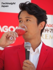 「ワイングラスでトマトジュースを飲むのは斬新」と谷原章介