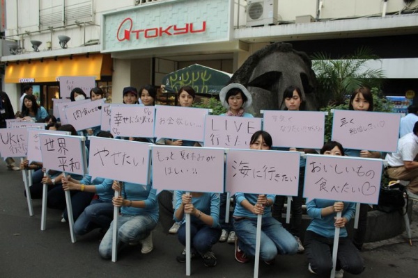 「プラカード隊」の女性たちも「その日の本音」を書いて披露。