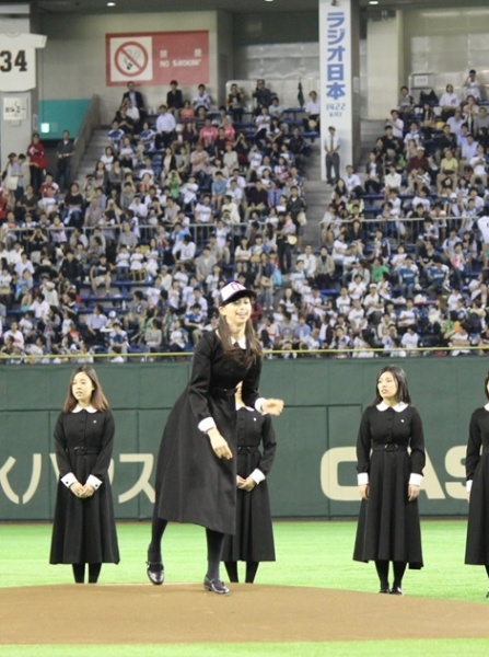 東京ドームで呪いの魔球を投げた中条あやみ