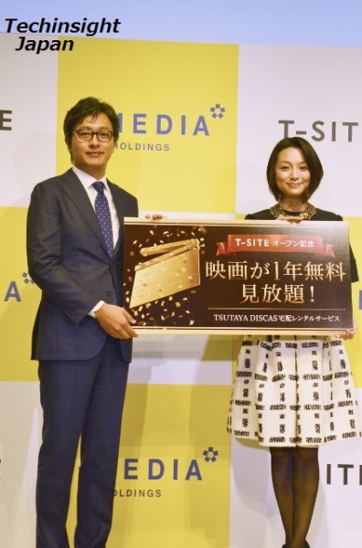 イベントにて　T-MEDIA ホールディングス　代表取締役社長・櫻井徹氏と本上まなみ