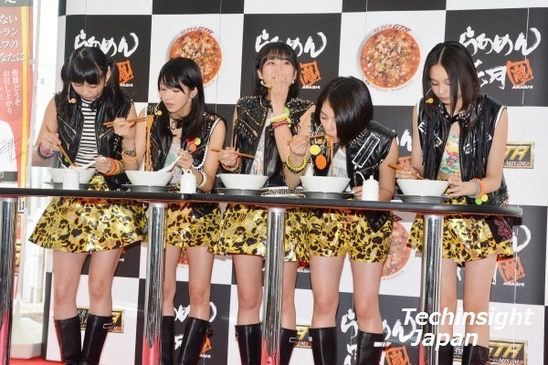 「美味しい」と試食するベイビーレイズ（左から大矢梨華子、傳谷英里香、林愛夏、高見奈央、渡邊璃生）