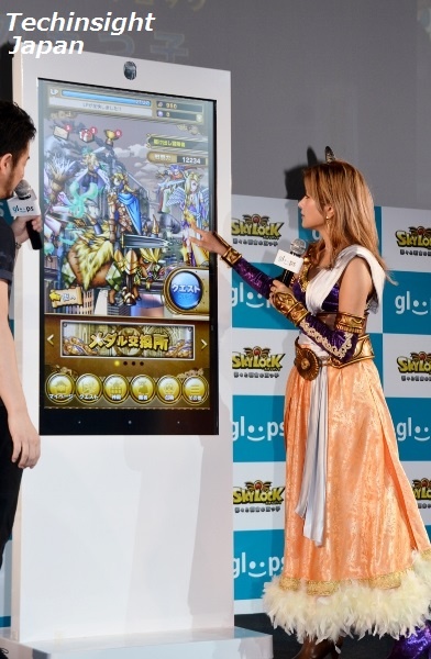 巨大スマホでゲームに挑戦するローラ