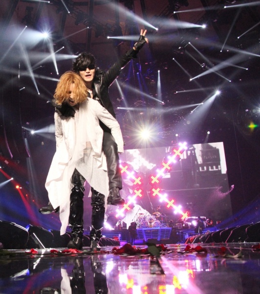 【エンタがビタミン♪】X JAPAN・MSGライブで“YOSHIKIがToshlをおんぶ”。25周年の思いが詰まったステージにファンも涙。