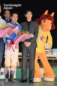 石崎駿騎手と三浦春馬、そしてウマタセーヌ。