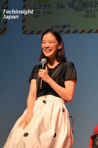 照れ笑いをする、蒼井優