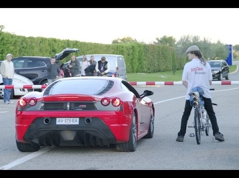 ロケット搭載自転車はフェラーリを負かす時速333km！（画像はYouTubeのサムネイル）