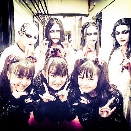 後列左が神バンドのBOH（画像は『BABYMETAL Instagram』より）