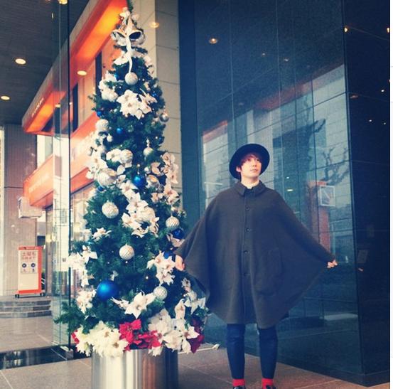 XmasツリーとROY（画像はinstagram.com/thebawdiesより）