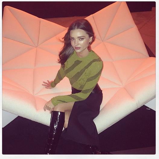 脚を組んでポーズするミランダ・カー（画像はinstagram.com/mirandakerrより）