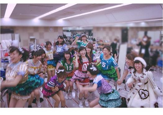 年越しとともにジャンプするAKB48（画像は『instagram.com/nyanchan22』より）