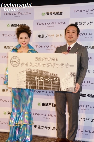 イベントのパネルを手に　デヴィ夫人と「東急プラザ 渋谷」森下潤一総支配人